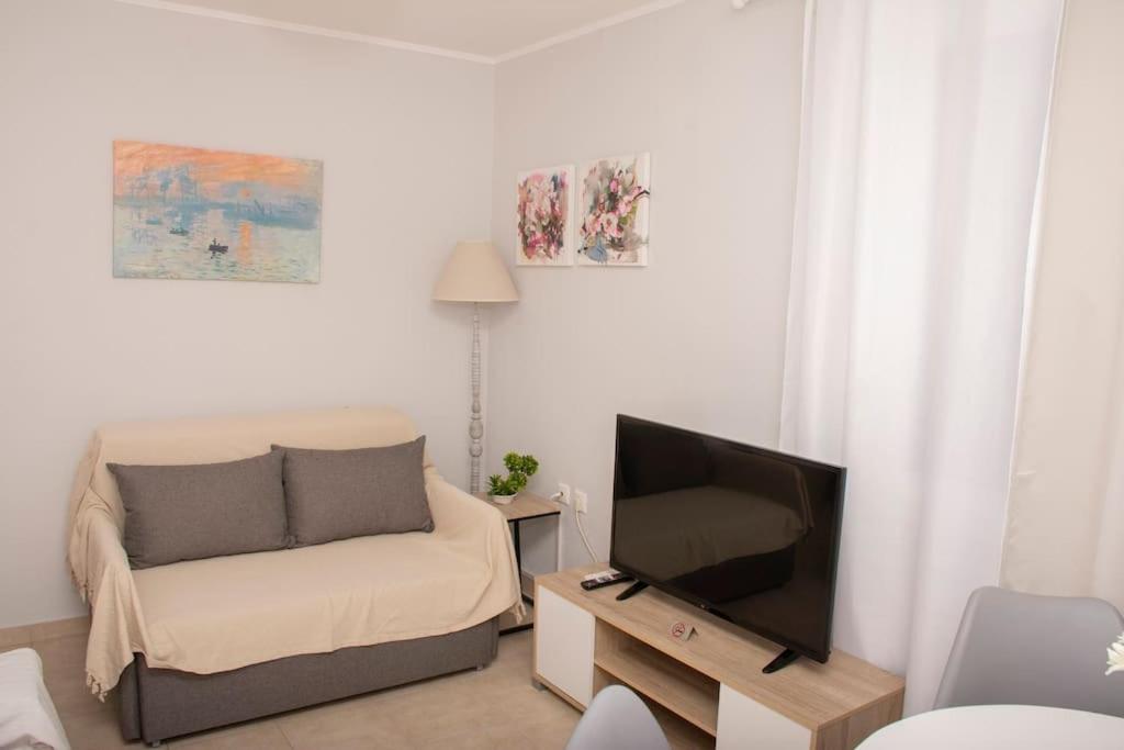 Appartement Anadora 2: Hospitable Stone House With Yard à Alexandroúpoli Extérieur photo